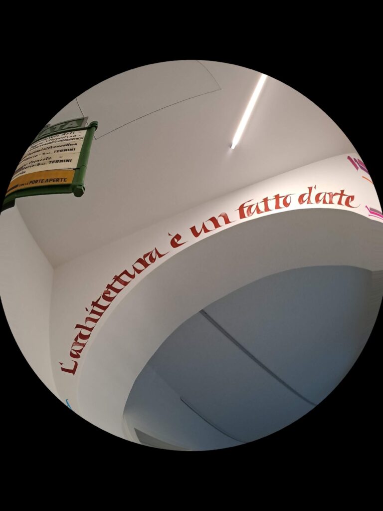 Calligrafia a parete di Marta Lagna