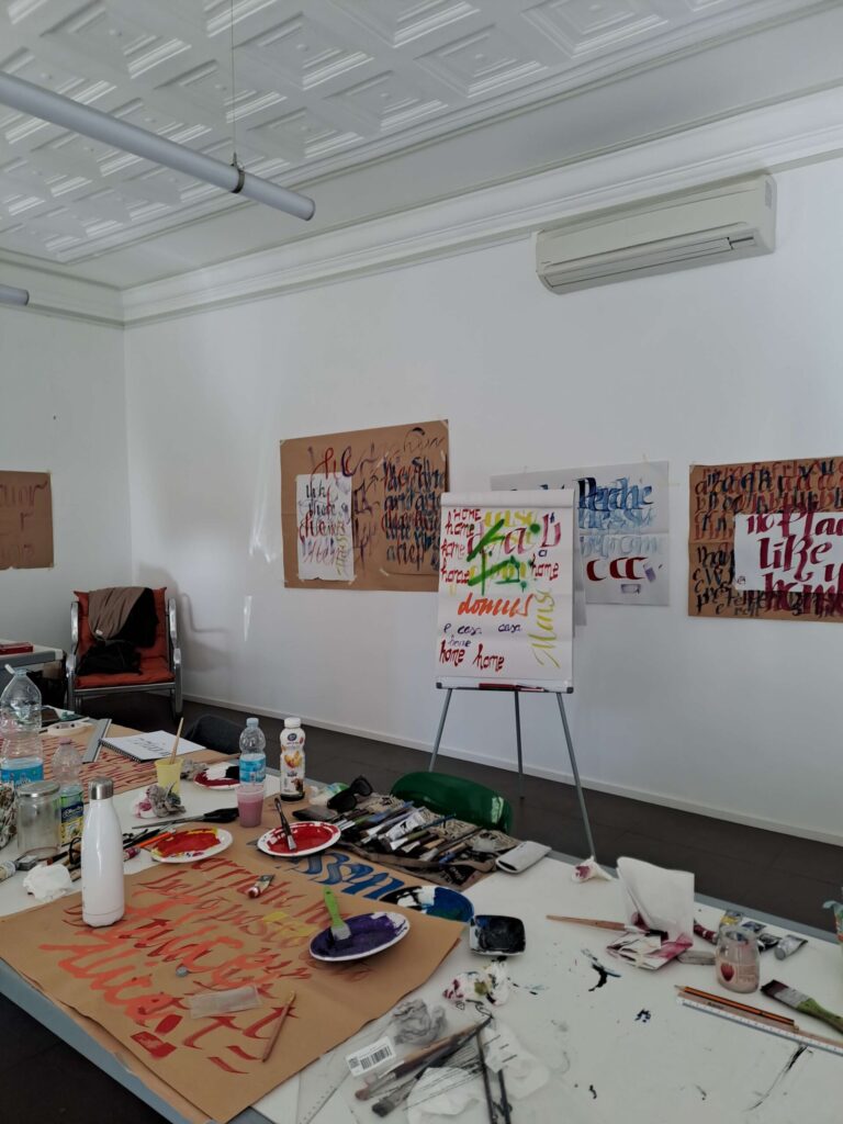 Calligrafia a parete di Marta Lagna